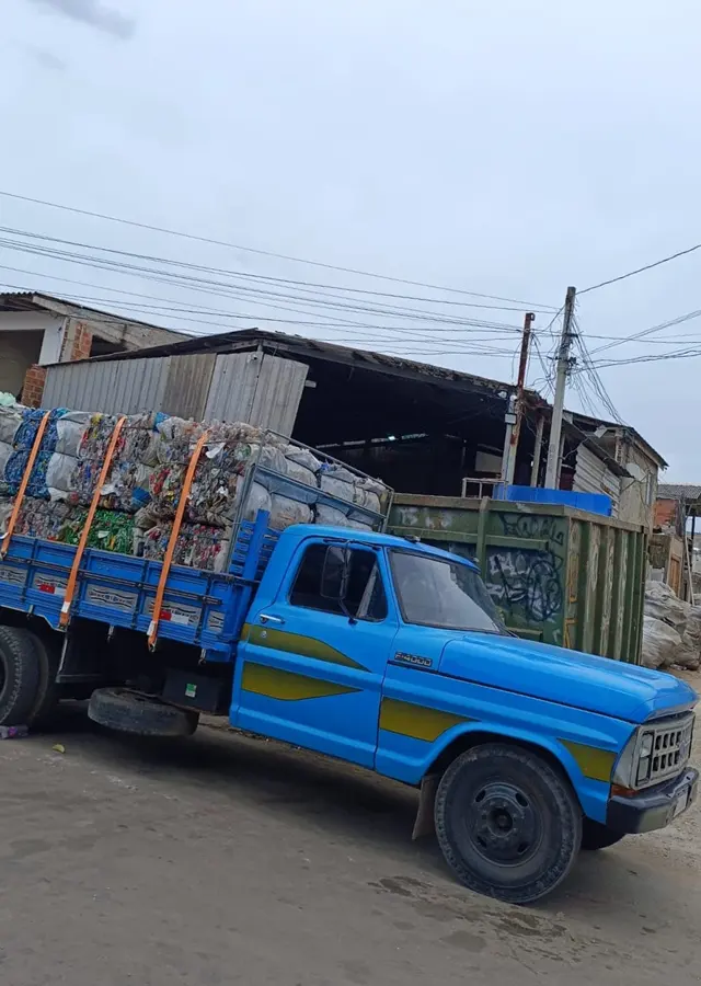 Carga de fardos, foto real da P.J.A Recicláveis