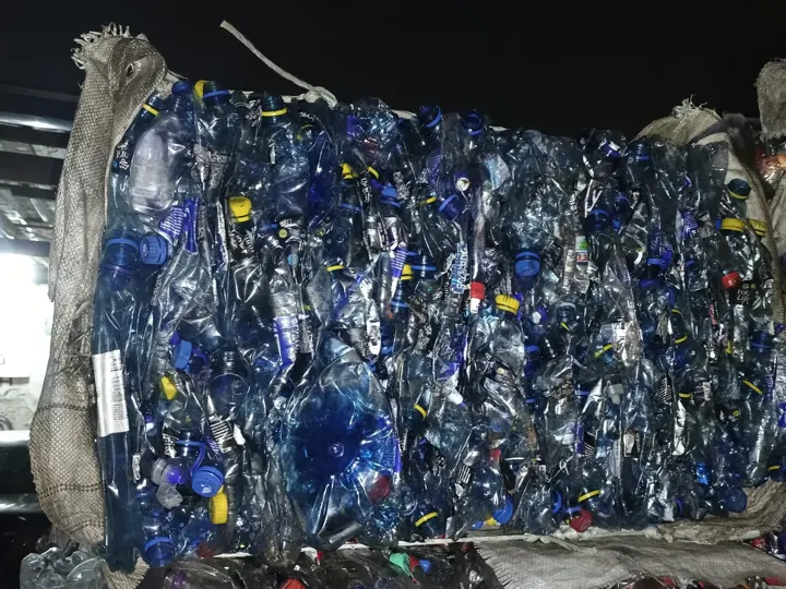 PET prensado, foto real da P.J.A Recicláveis