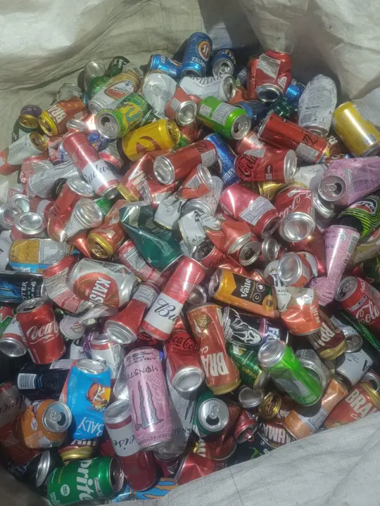Latas de alumínio, foto real da P.J.A Recicláveis