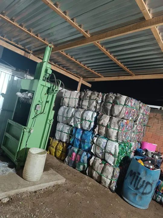 Prensa e fardos, foto real da P.J.A Recicláveis